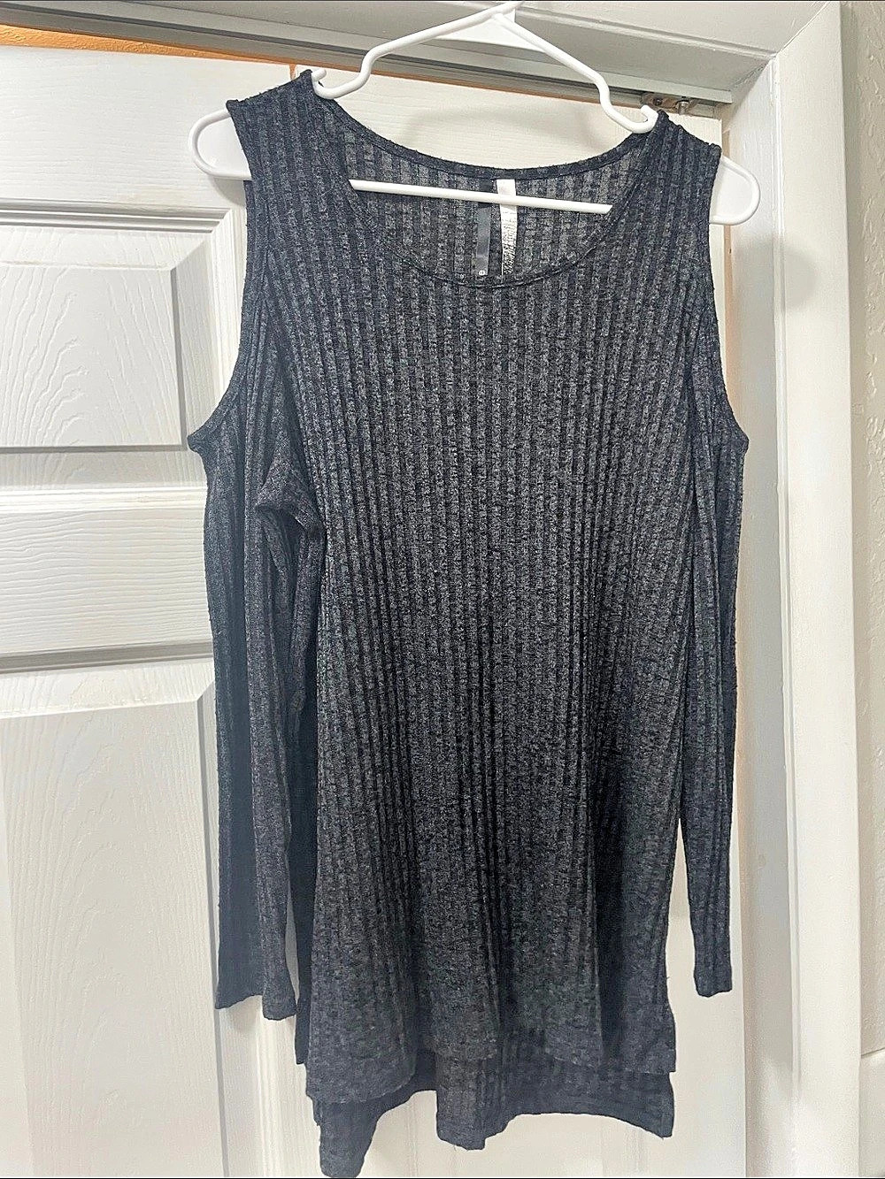 Kensie Ribbed Cold Shoulder Tunic in Gray